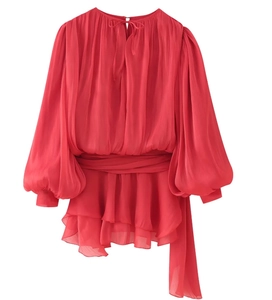 Détail de la robe rouge en mousseline avec volants, manches bouffantes et ceinture
