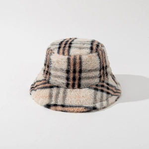Dettaglio del cappello bucket in peluche con motivo a quadri classico e texture morbida