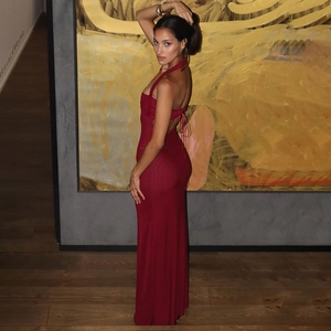 Élégante robe moulante dos nu bordeaux avec encolure licou et silhouette ajustée chic