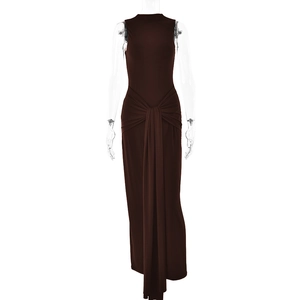Détail d'une robe longue sans manches marron foncé avec nœud torsadé et ruban à la taille