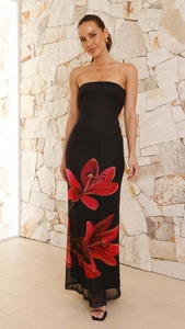 Détail de l'imprimé floral de lys rouges sur la robe longue bustier moulante noire