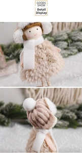 Détail d'une poupée ange de Noël en peluche beige avec arbre à paillettes et écharpe