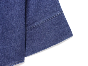 Dettaglio ravvicinato di denim indaco con cuciture a doppio ago a contrasto