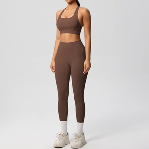Detalle del conjunto de yoga marrón oscuro con sujetador deportivo y leggings de talle alto