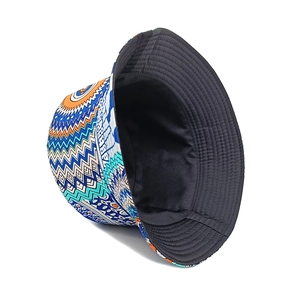 Détail d'un bob réversible avec motifs ethniques et intérieur en tissu noir