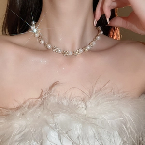 Dettaglio di elegante collana di perle con fiori di strass indossata da una modella