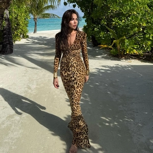 Dettaglio di un vestito lungo leopardato sexy con scollo a V e nodo anteriore sulla modella