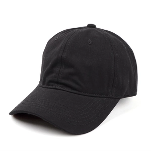 Dettaglio delle cuciture rinforzate e della trama in cotone di un cappellino da baseball nero