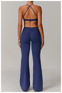 Détail du pantalon de yoga évasé bleu marine et soutien-gorge de sport à dos croisé