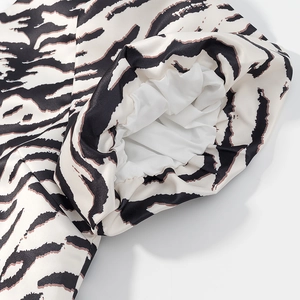 Detailansicht der elastischen Ärmelbündchen mit Zebramuster und Satin-Textur