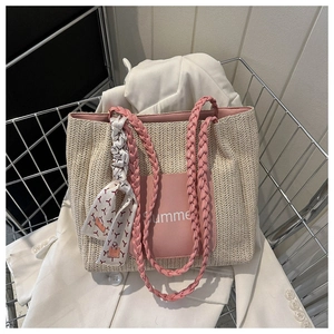 Détail du sac cabas tissé crème avec anses roses, imprimé Summer et foulard décoratif