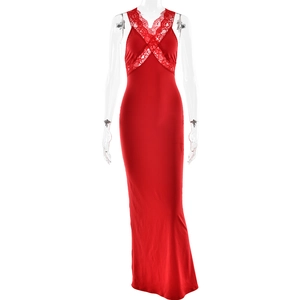 Elegante abito lungo rosso con pizzo, scollo a V e vestibilità aderente da donna