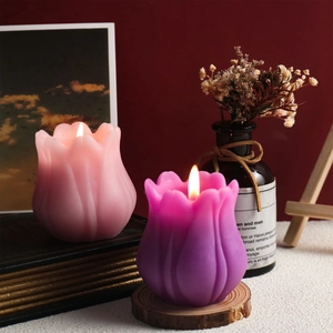 Vista macro di una candela a tulipano con trama realistica e fiamma calda in atmosfera