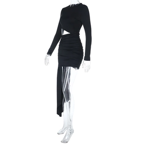 Detail der Taillenausschnitte und Seitendrapierungen bei diesem schwarzen Mini-Kleid