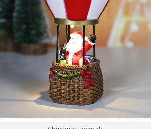 Detailansicht eines Weihnachtsmanns im Heißluftballon-Korb aus Harz als Weihnachtsdeko