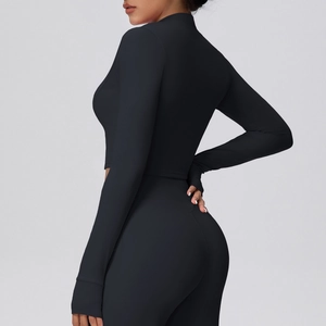 Detailansicht eines schwarzen Slim-Fit Yoga-Crop-Tops und passender High-Waist-Leggings