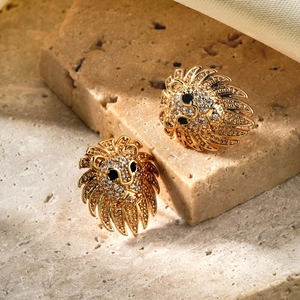 Boucles d'oreilles tête de lion en or avec zircons cubiques sur pierre naturelle