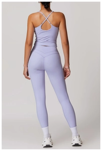 Vista posteriore del set yoga lilla con reggiseno sportivo incrociato e leggings a vita alta