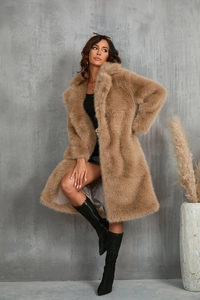 Dettaglio della texture in ecopelliccia del cappotto lungo marrone con revers