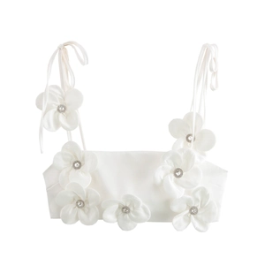 Elegantes weißes Satin-Crop-Top mit 3D-Stoffblumen und Strass auf weißem Hintergrund