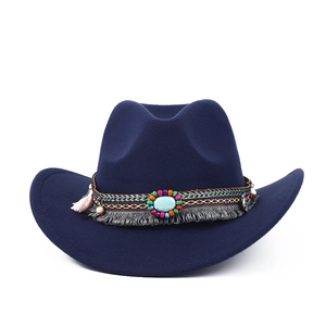 Détail d'un chapeau de cow-boy avec ruban perlé ethnique et pierre turquoise