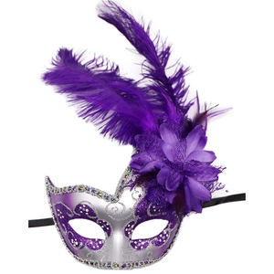 Dettaglio maschera in maschera viola con piume, fiori di seta e trama glitterata