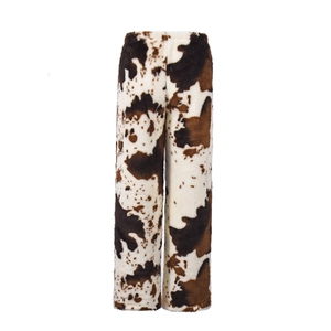 Gros plan du motif vache sur un pantalon en polaire chaude à la texture douce