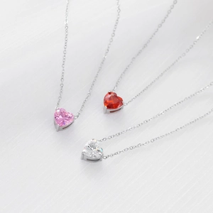 Tres collares con colgante de corazón en rosa rojo y blanco y cadena de plata