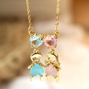 Collier doré avec pendentifs garçon et fille ornés de zircons en forme de cœur rose et bleu