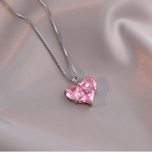Collana a catena box minimalista argentata con un ciondolo a cuore in zircone rosa