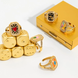 Ensemble de bagues en acier doré avec émail coloré et zircons sur fond blanc épuré