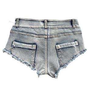 Dettaglio degli shorts in denim azzurro a vita alta con orlo a frange e tasche posteriori