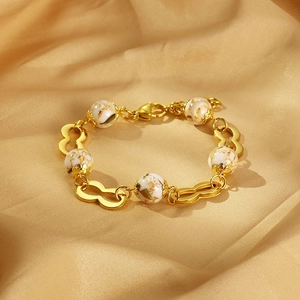 Vue détaillée du bracelet plaqué or 18 carats avec perles en résine sur tissu en soie