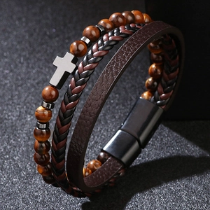 Détail macro du bracelet en cuir multicouche avec perles oeil de tigre et fermoir aimanté