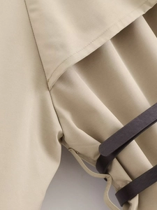 Dettaglio macro del tessuto in twill di cotone kaki con fibbia della cintura in pelle