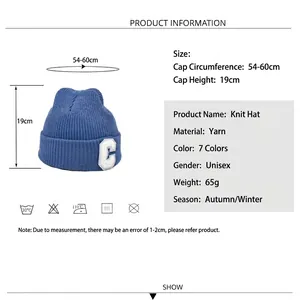 Bonnet bleu en maille avec écusson C blanc, détails de taille 54-60cm et hauteur de 19cm