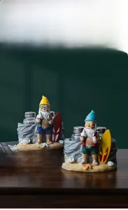 Détail de poivrière gnome de plage avec base en résine et accents de planche de surf