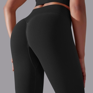 Details der nahtlosen Rippstruktur und des Peach-Butt-Lifting-Designs der schwarzen Yoga-Hose