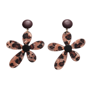 Retro resin flower earrings with brown leopard print pattern and geometric circle studs