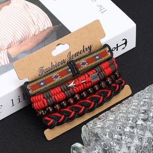 Détail d'un ensemble de 4 bracelets en cuir tressé et perles multicouches pour hommes