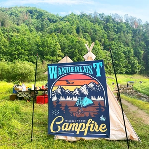 Tenture murale de camping avec motif de feu de camp en montagne en tissu polyester bleu