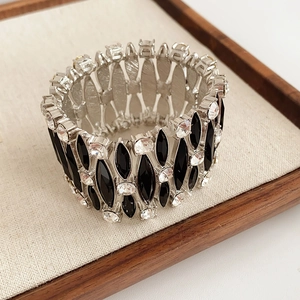 Dettaglio del bracciale vintage argento con strass neri e trasparenti a rombo