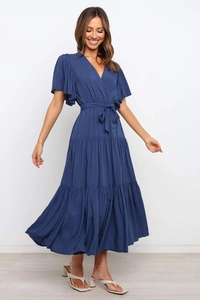 Detalle del vestido largo azul marino con cuello en V, volantes y falda de capas