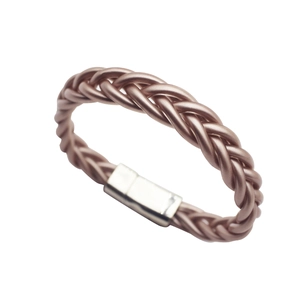 Dettaglio del bracciale intrecciato in oro rosa con una moderna chiusura magnetica