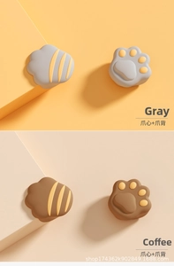 Dettaglio delle maniglie in silicone a forma di zampa di gatto in grigio e marrone