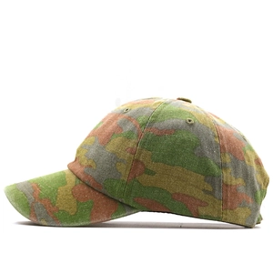 Détail de profil d'une casquette de baseball camouflage montrant la texture en coton