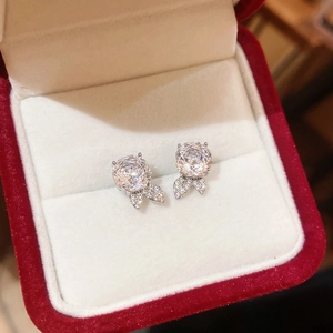 Detailansicht der silbernen Blumenohrringe mit Zirkonsteinen in einer Geschenkbox