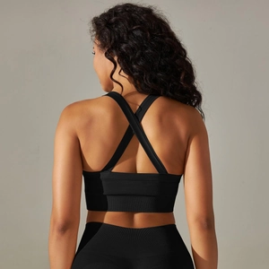Détail des bretelles croisées d'un soutien-gorge de sport noir sans couture en maille côtelée