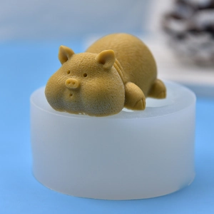 Niedliche Silikonform in Schweineform für DIY-Seifen und Kerzen mit gelbem Modell