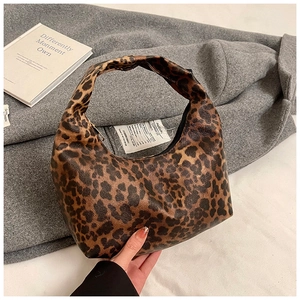 Vue détaillée du sac hobo à imprimé léopard posé sur un manteau en laine grise
